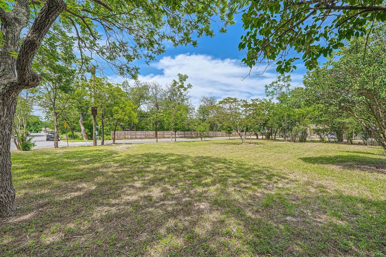 401 Oak Plz - Photo 1