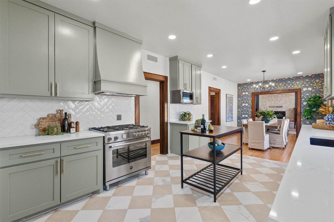 1605 Austin Ave - Photo 1