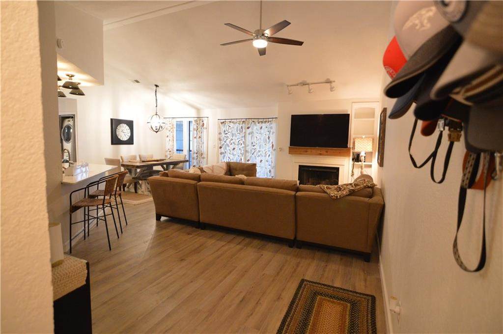 1202 Thorpe Ln - Photo 1