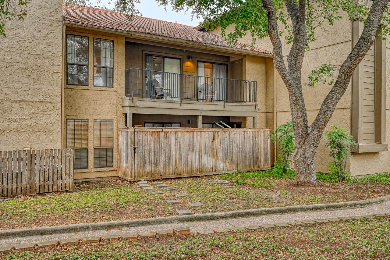 1202 Thorpe Ln - Photo 1