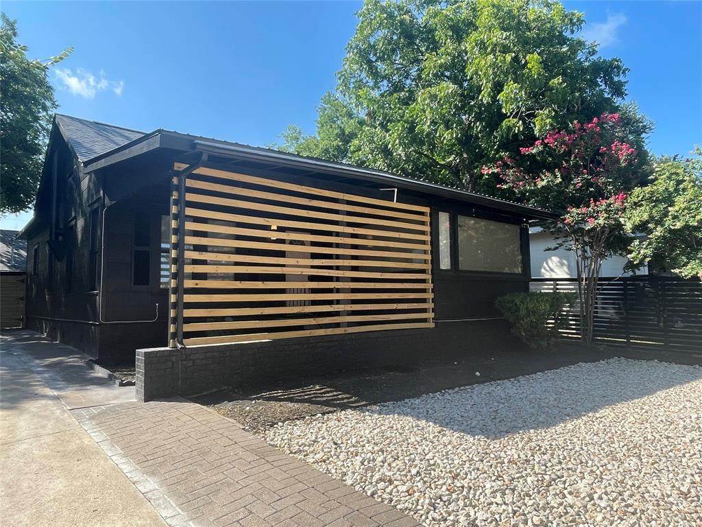 1403 Newfield Ln - Photo 1