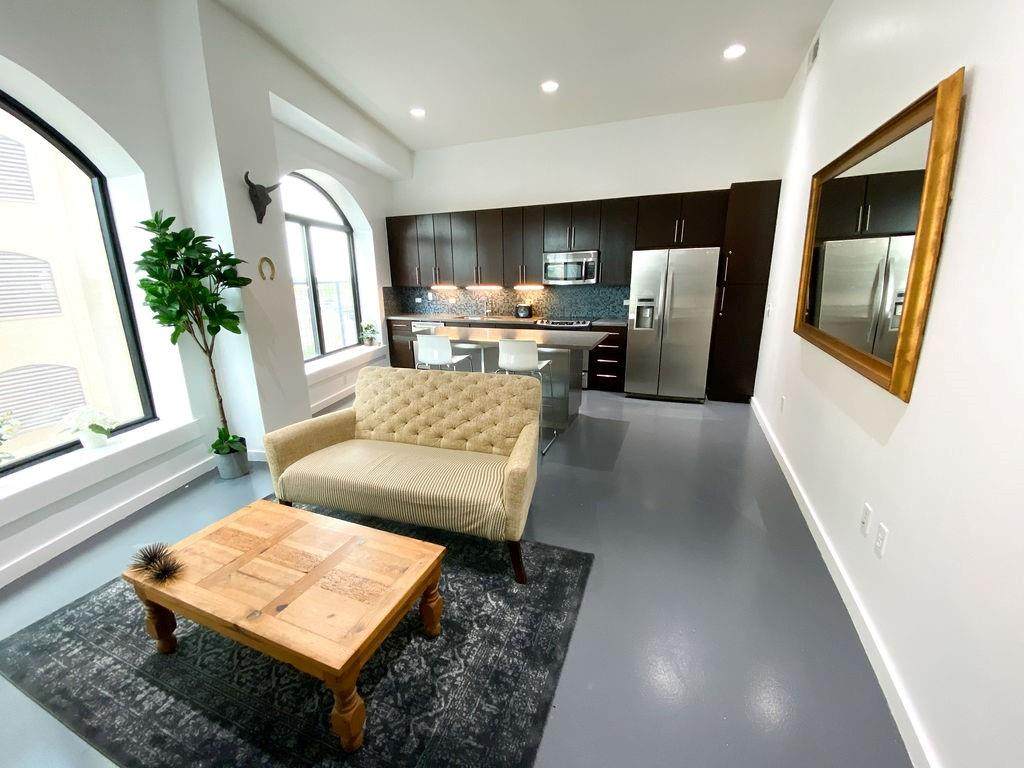 507 Sabine St - Photo 1
