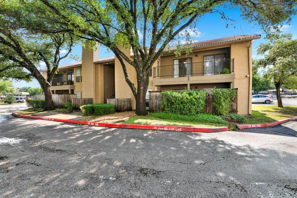 1202 Thorpe Ln - Photo 1