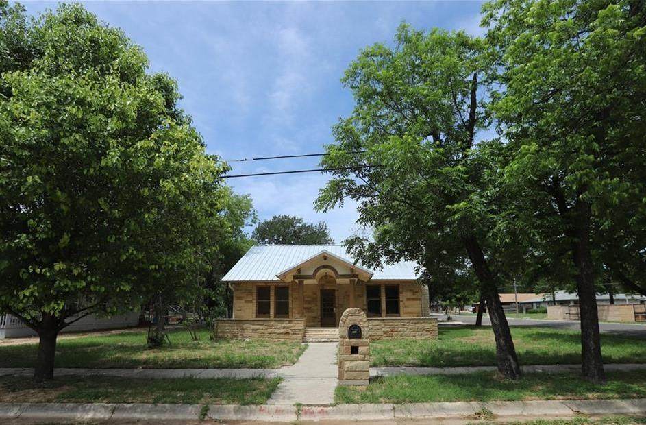 302 Broad St - Photo 1