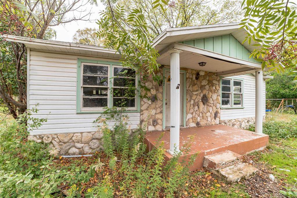 717 Darrell St - Photo 1