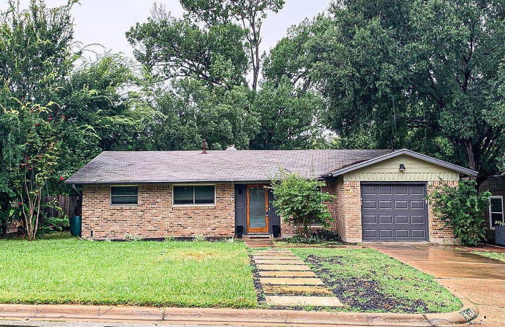 2704 Nottingham Ln - Photo 1