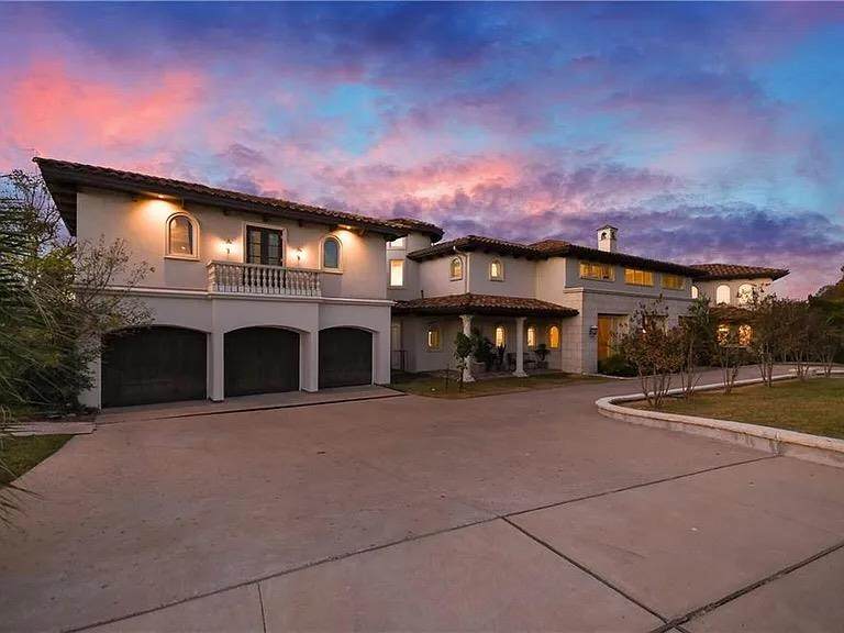 2204 Canonero Dr - Photo 1