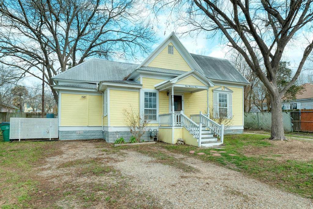 1004 5th St - Photo 1