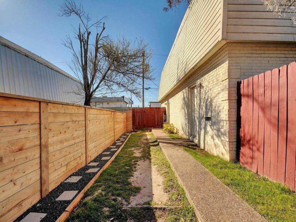 2215 Mission Hill Cir - Photo 1
