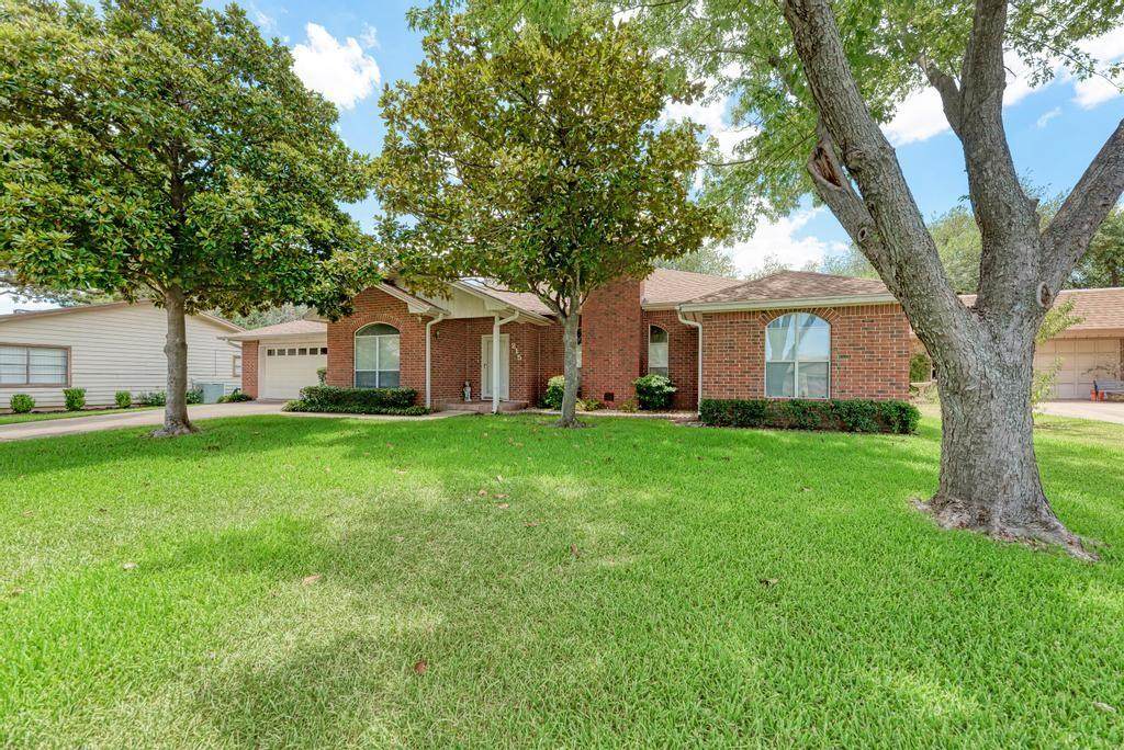 215 Meadowlakes Dr - Photo 1