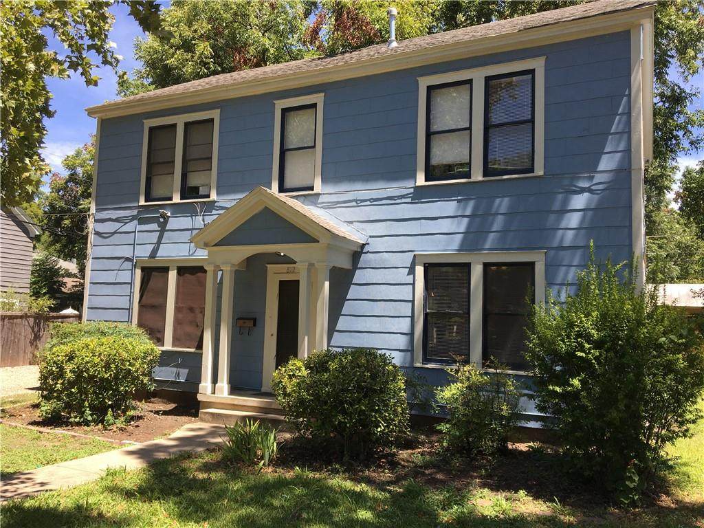 812 30th St - Photo 1