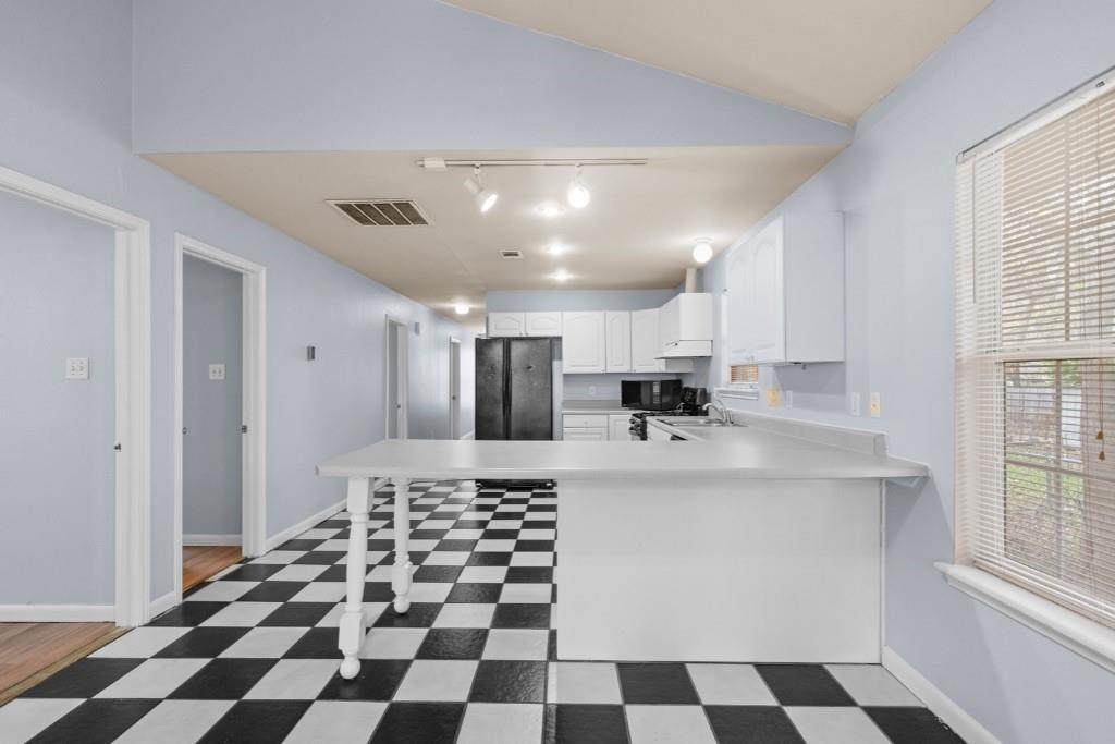 939 50th St - Photo 1