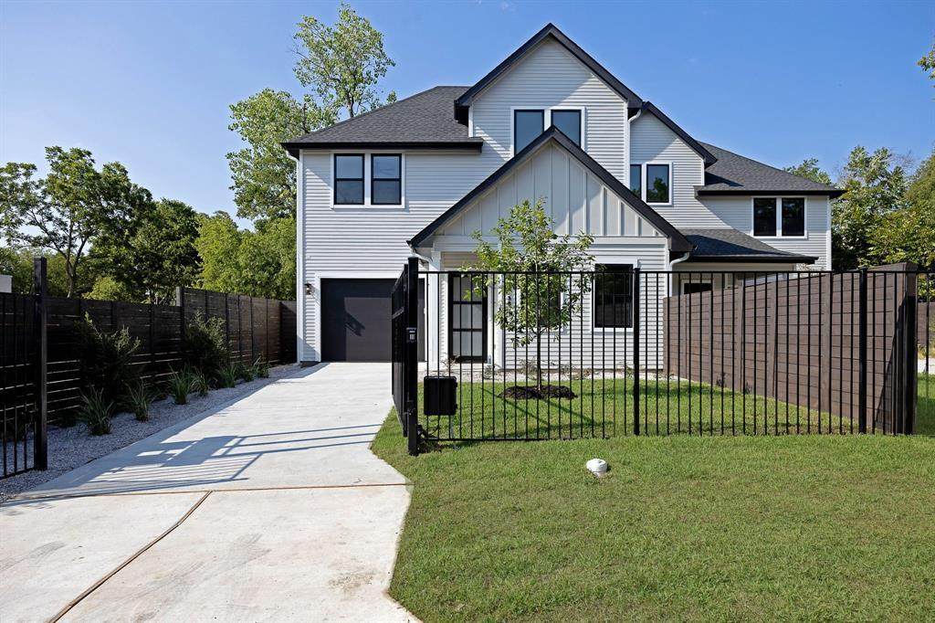 313 Hackberry - Photo 1