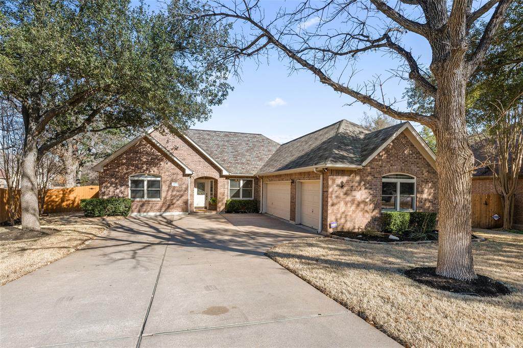 2033 Inverness Dr - Photo 1