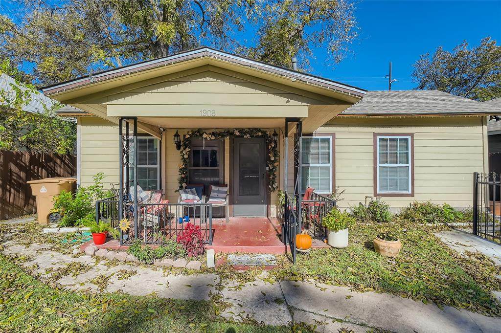 1908 Holly St - Photo 1