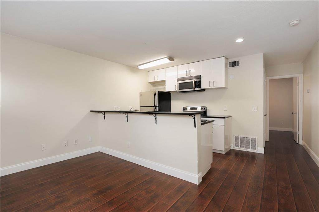 2302 East Side Dr - Photo 1