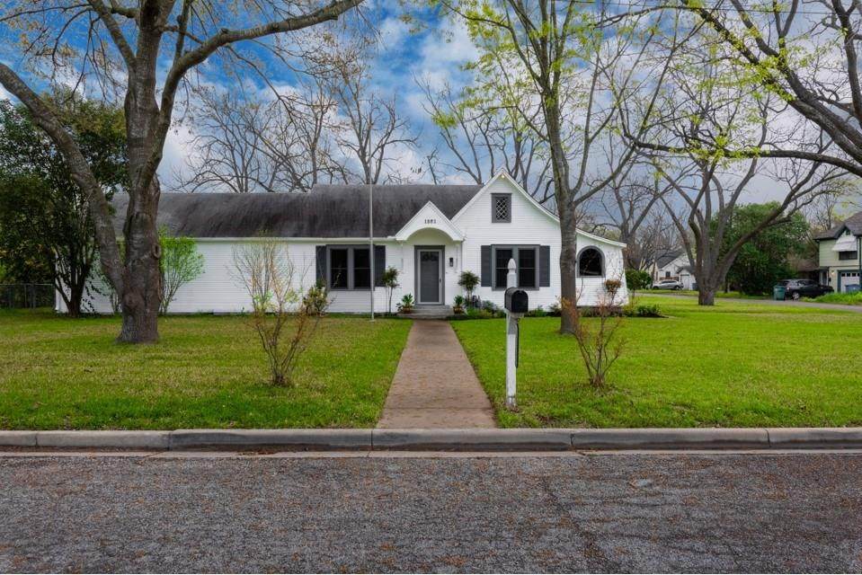 1302 Thompson St - Photo 1