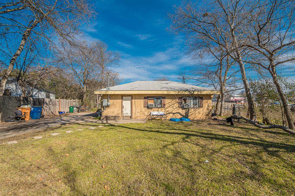 412 Hackberry Ln - Photo 1