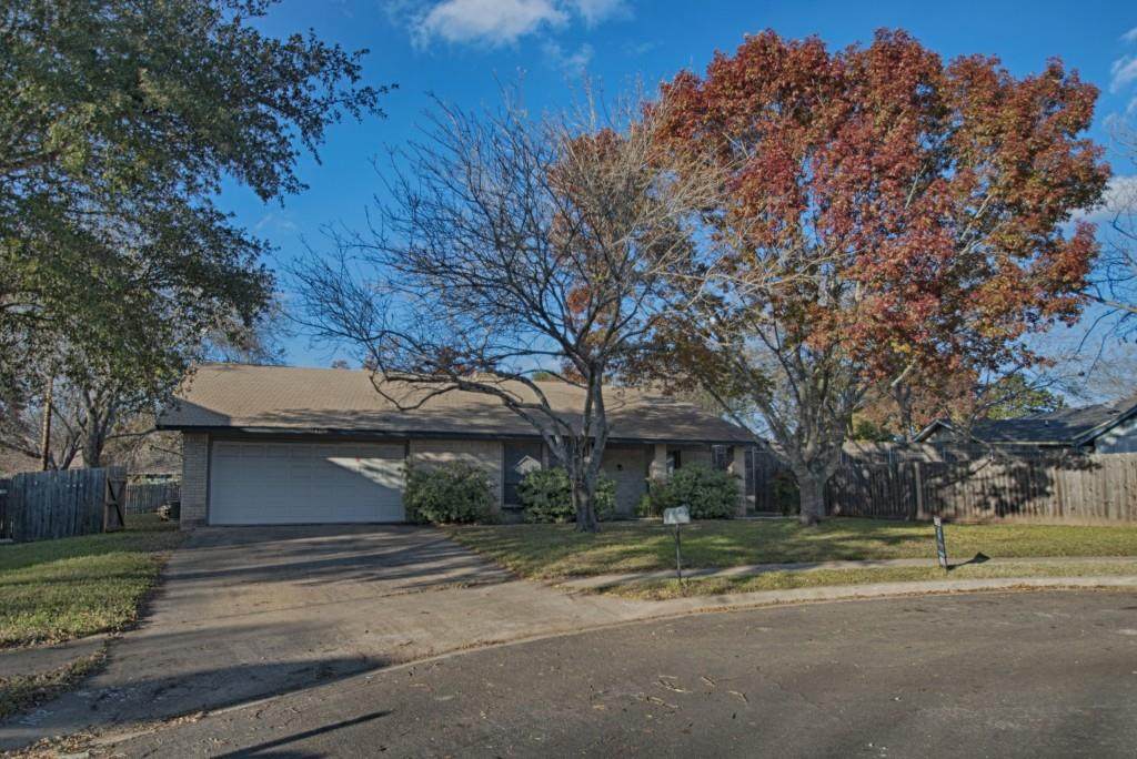 1402 Meadgreen Cir - Photo 1
