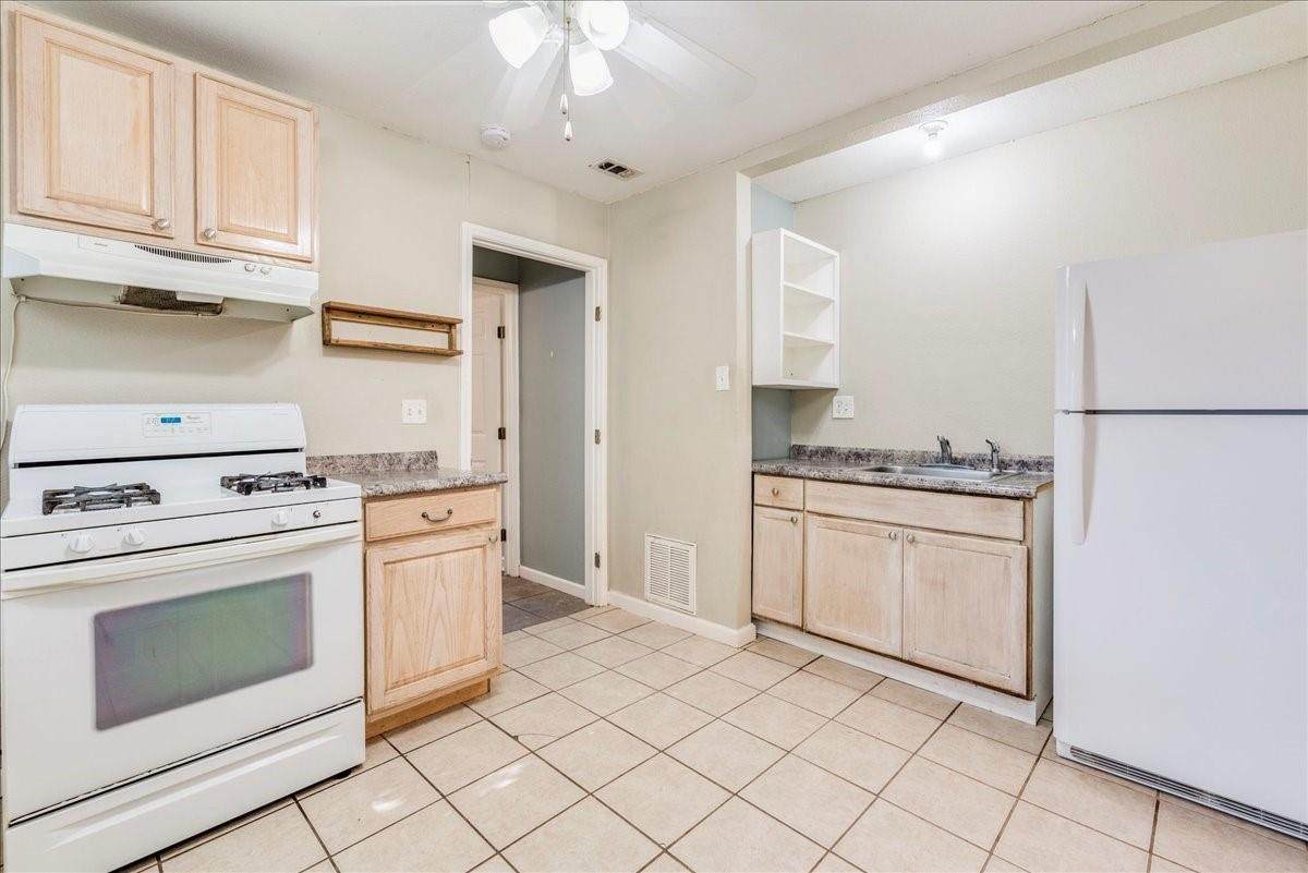 609 Cottonwood St - Photo 1