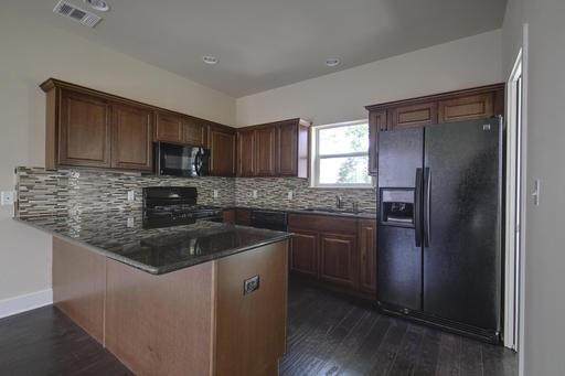 921 37th St - Photo 1