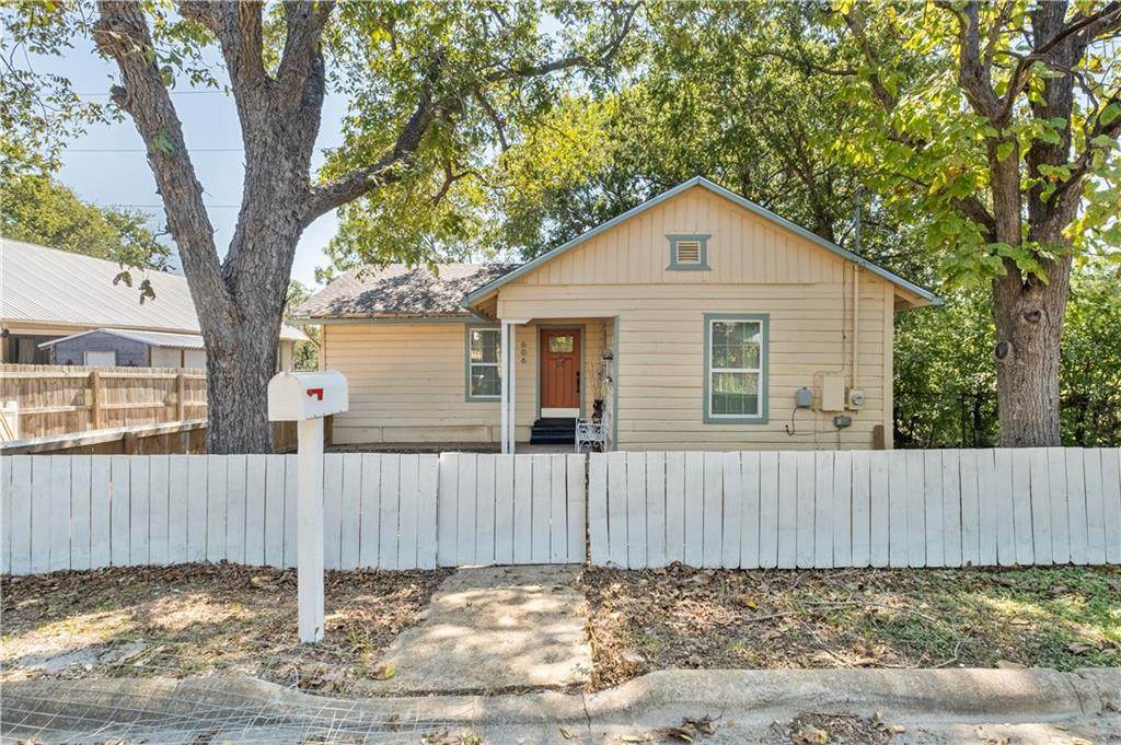 606 Pecan St - Photo 1