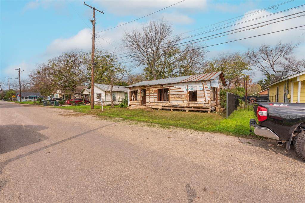 115 Watkins St - Photo 1