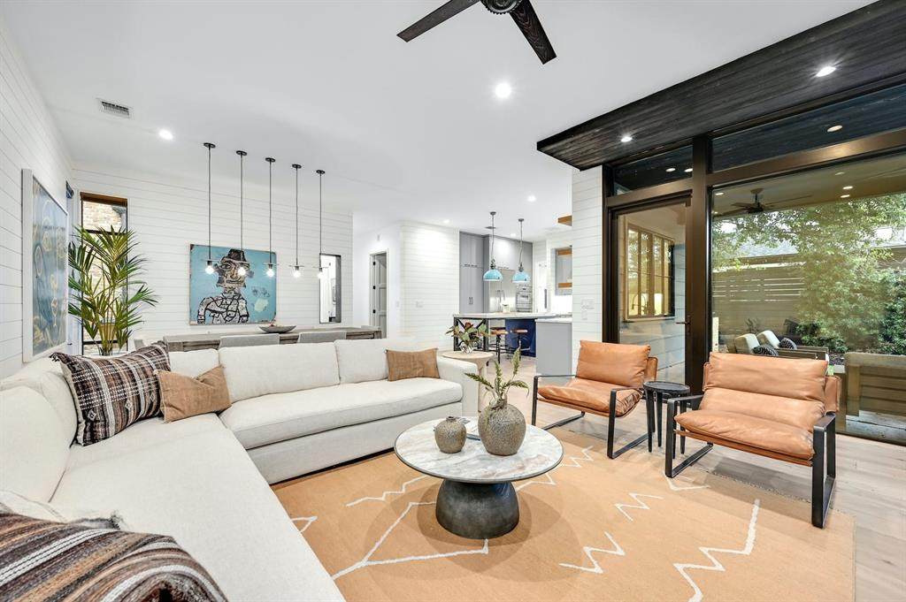 907 Johanna St - Photo 1