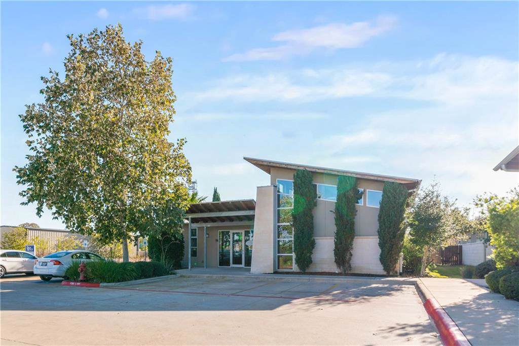 2415 Pecan St - Photo 1