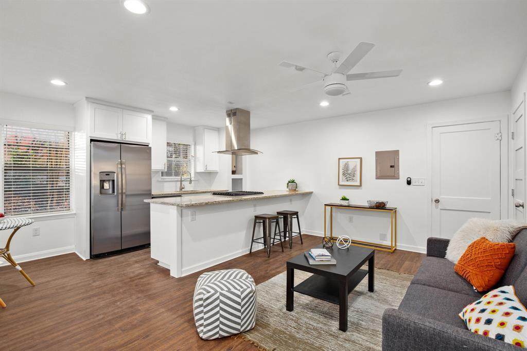 301 33rd St - Photo 1