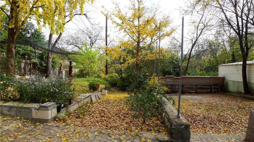 1909 Kenwood Ave - Photo 1