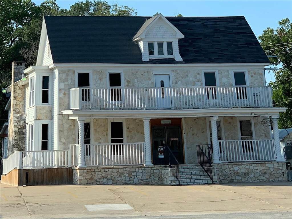710 Travis St - Photo 1
