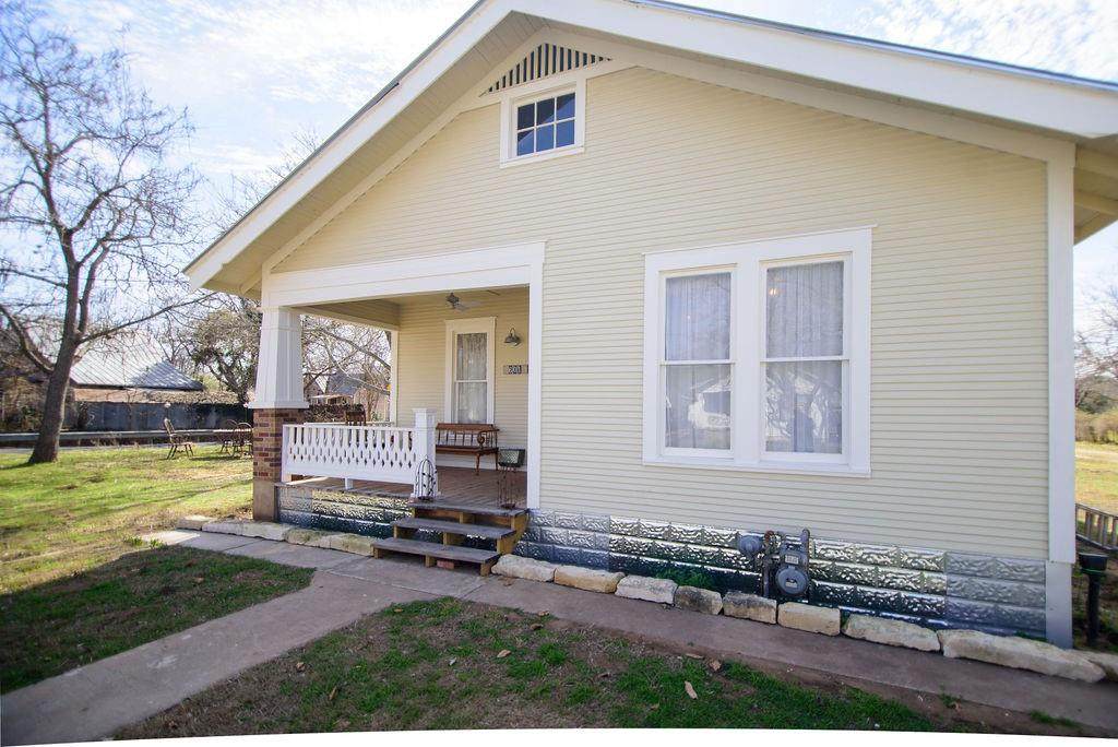 601 Peach St - Photo 1