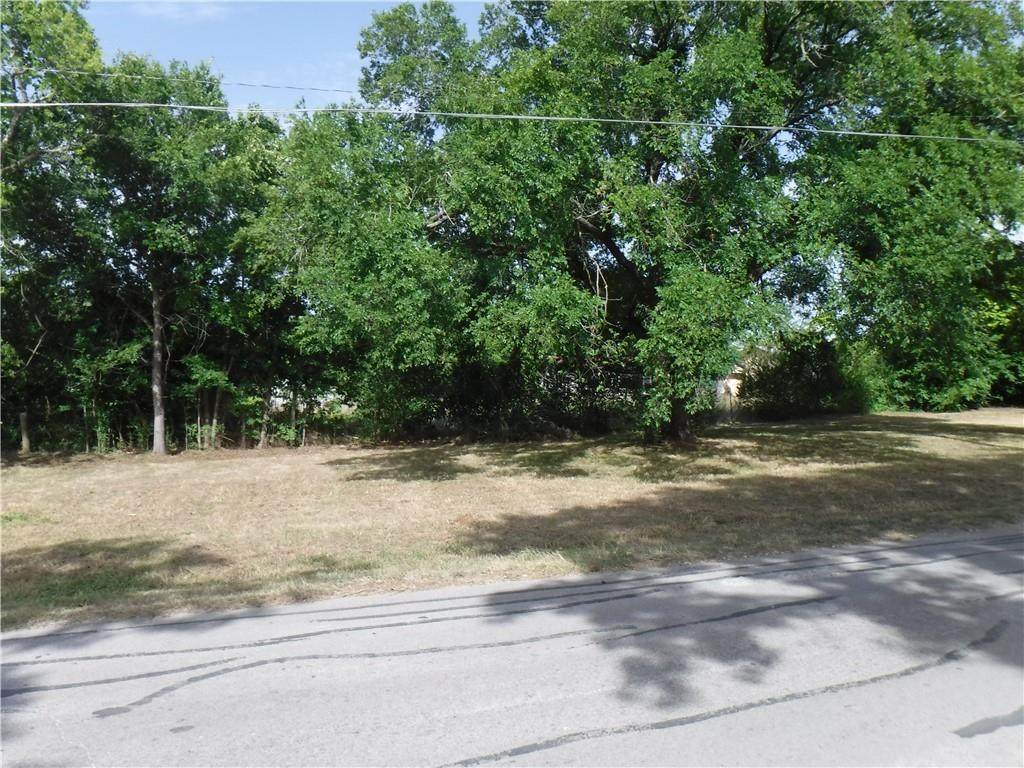 211 Avenue J St - Photo 1