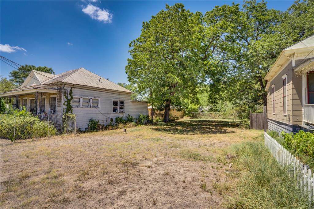 2415 Flores St - Photo 1