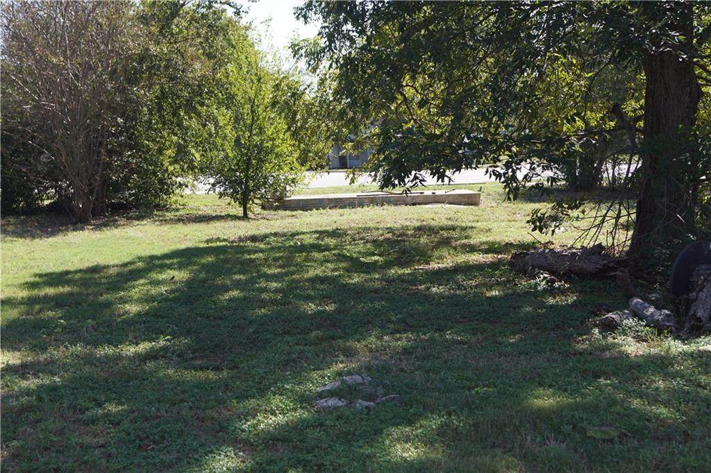 912 2nd St - Photo 1