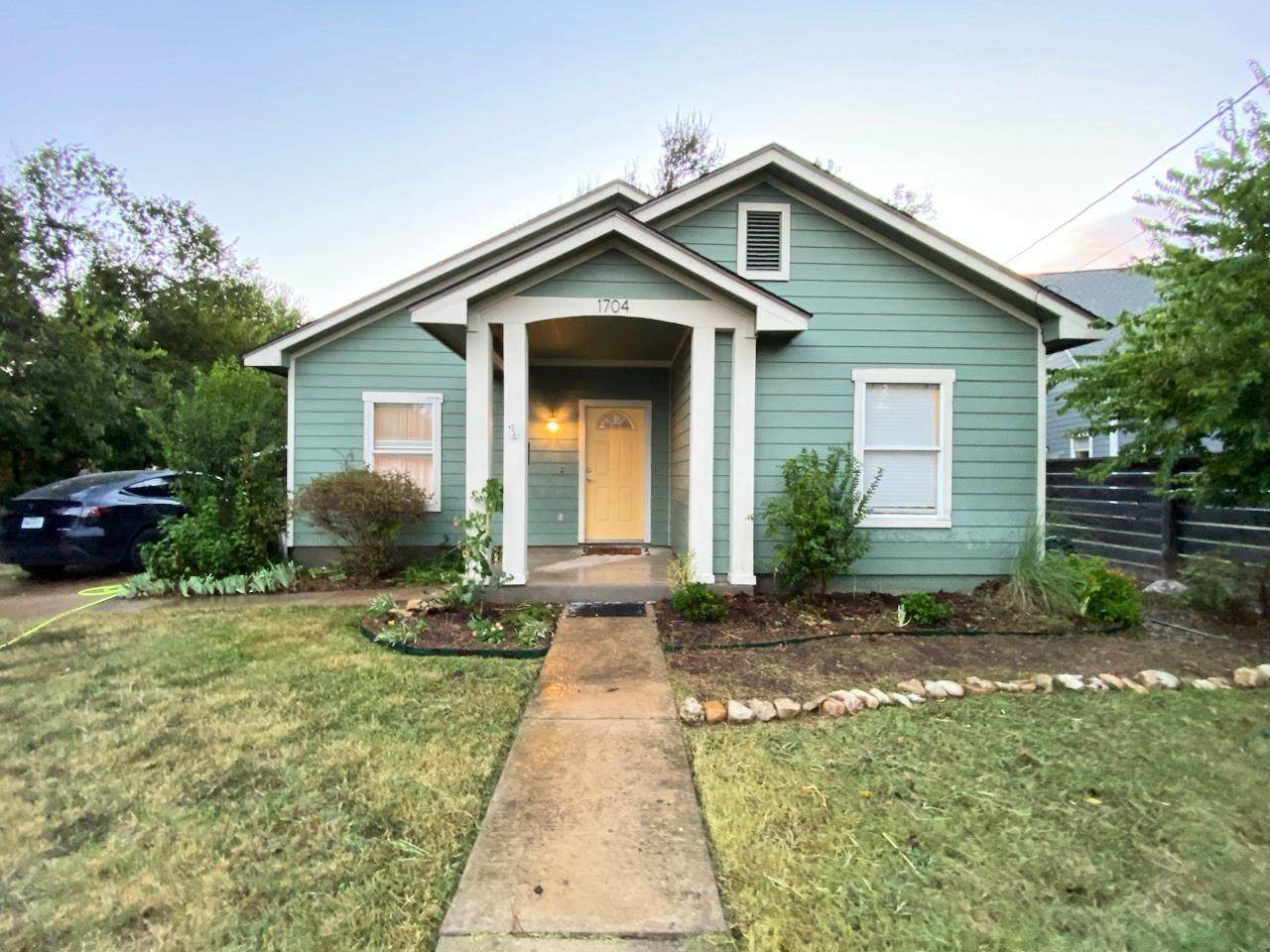 1704 College St - Photo 1