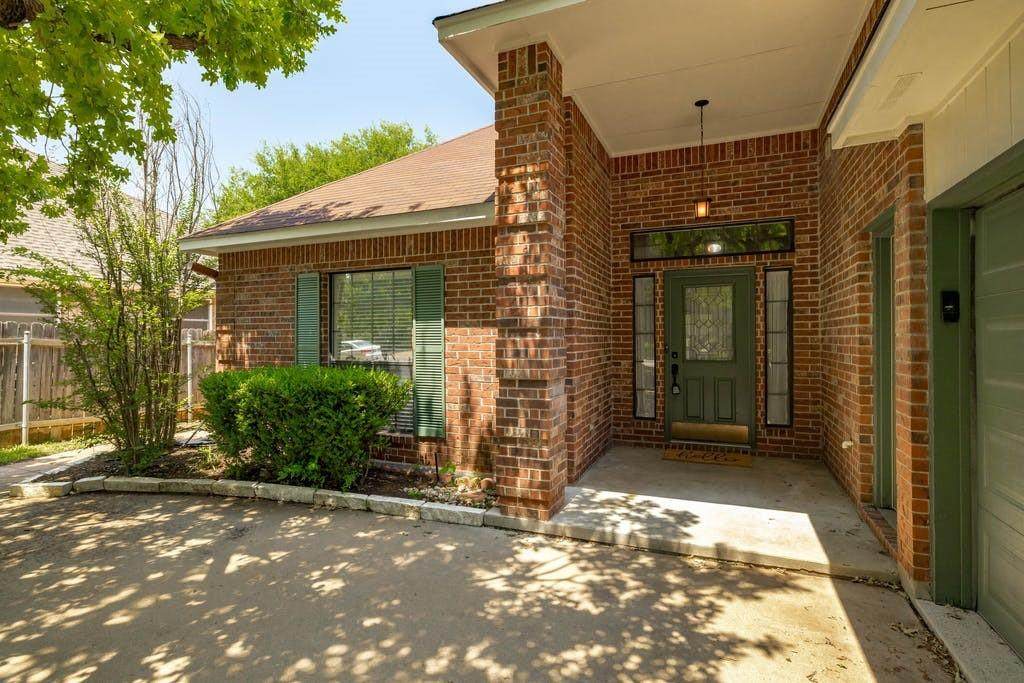1913 Oakview Dr - Photo 1