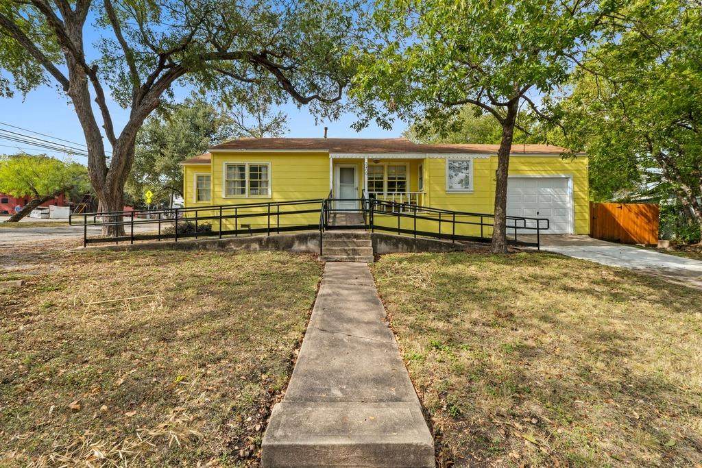 2710 Manor Rd - Photo 1