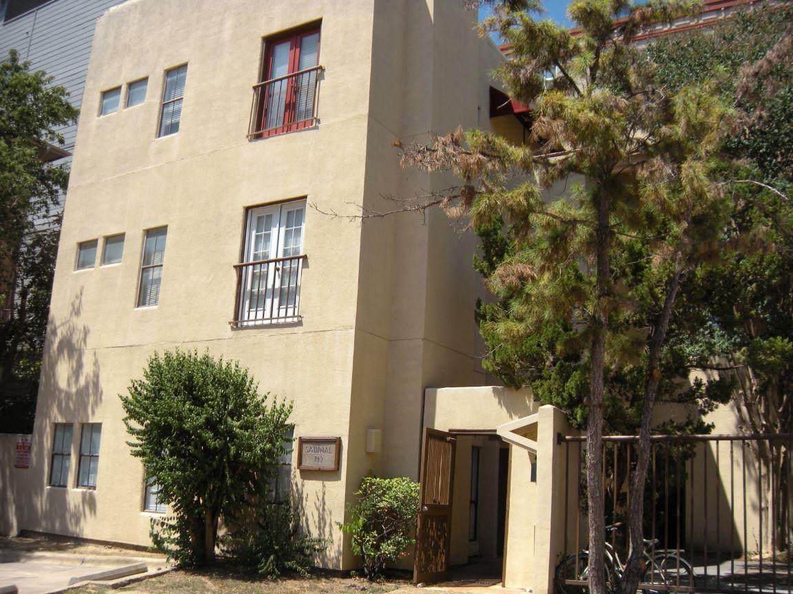 712 21st St - Photo 1