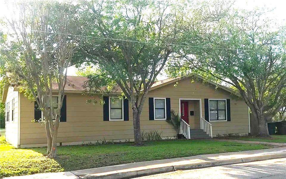 911 Brazos St - Photo 1