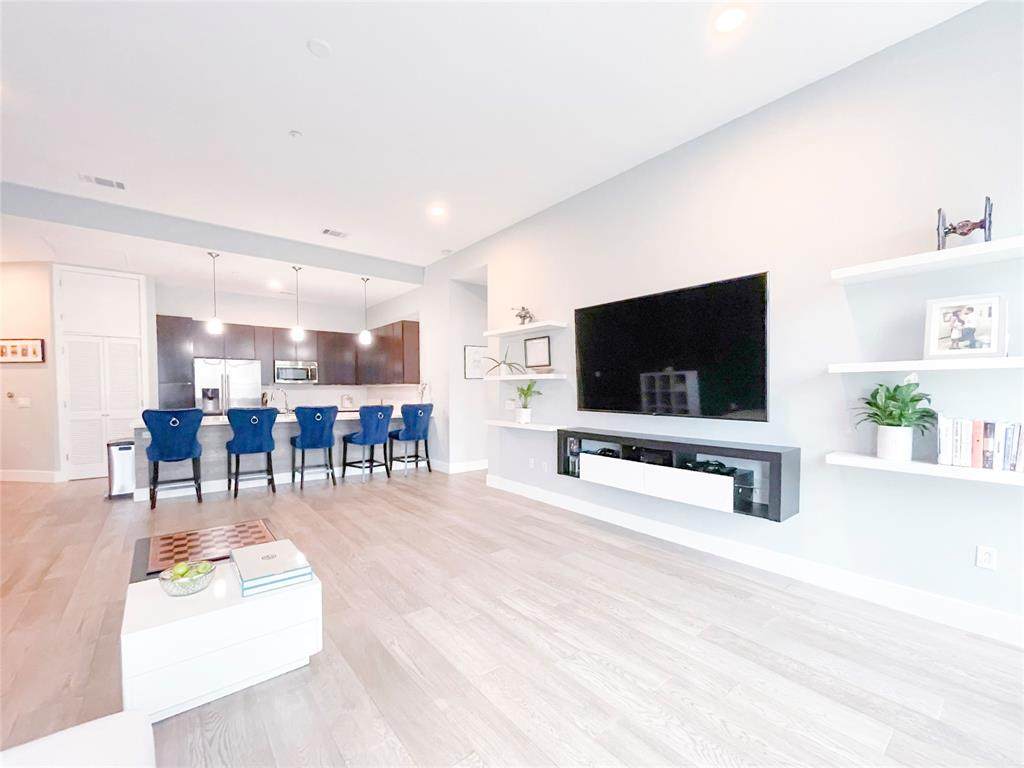 507 Sabine St - Photo 1