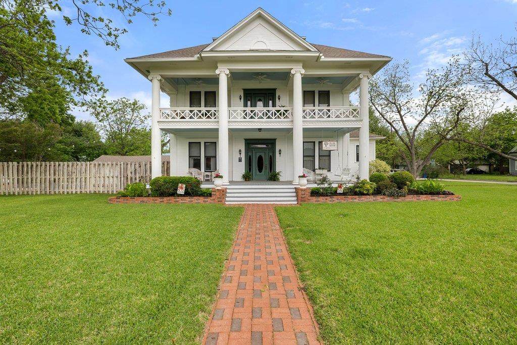 819 Hackberry St - Photo 1