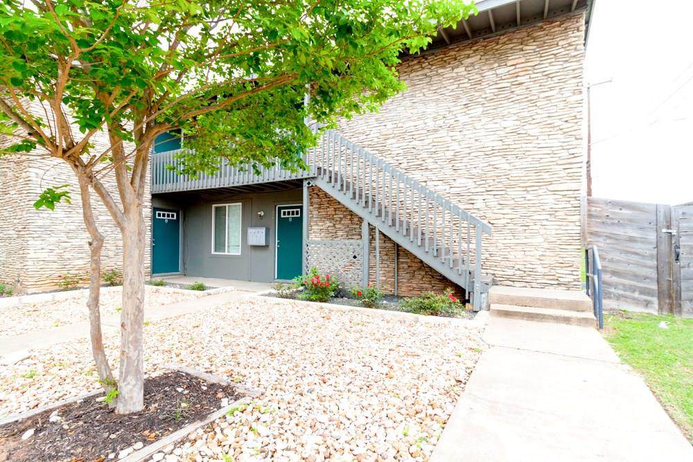 2506 Manor Cir - Photo 1