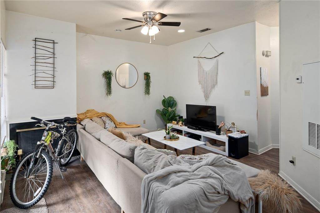 310 Pat Garrison St - Photo 1