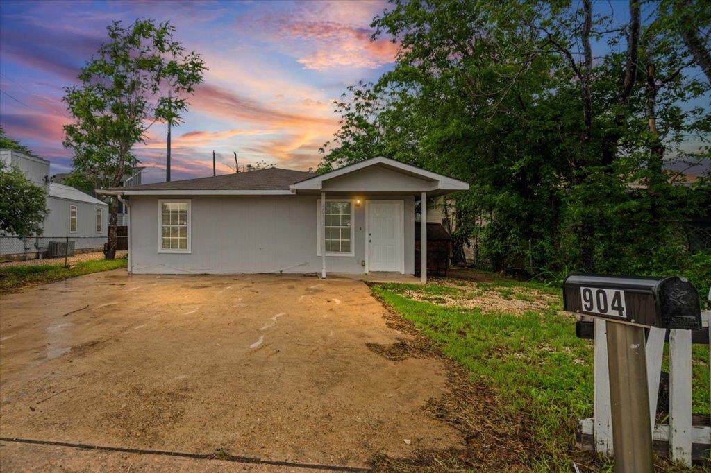 904 Montopolis Dr - Photo 1