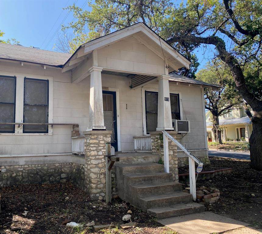 915 Columbus St - Photo 1