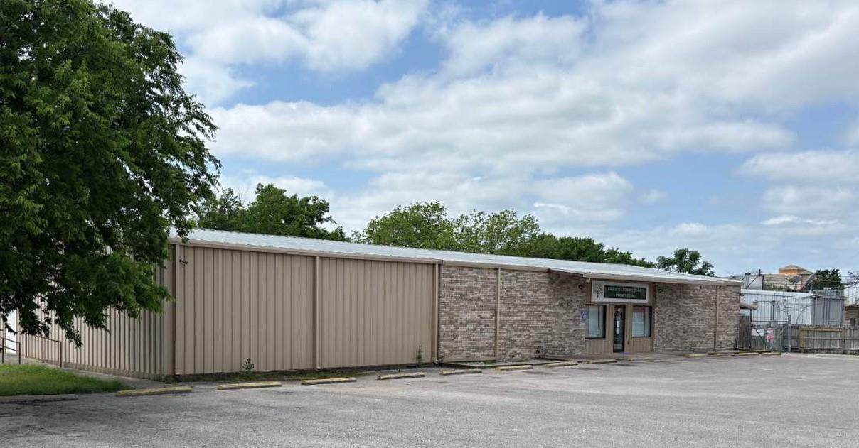 105 Pecan St - Photo 1