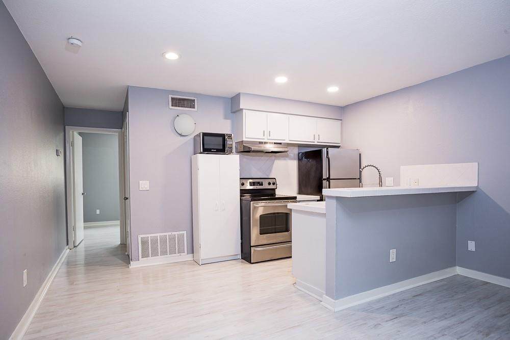 2302 East Side Dr - Photo 1