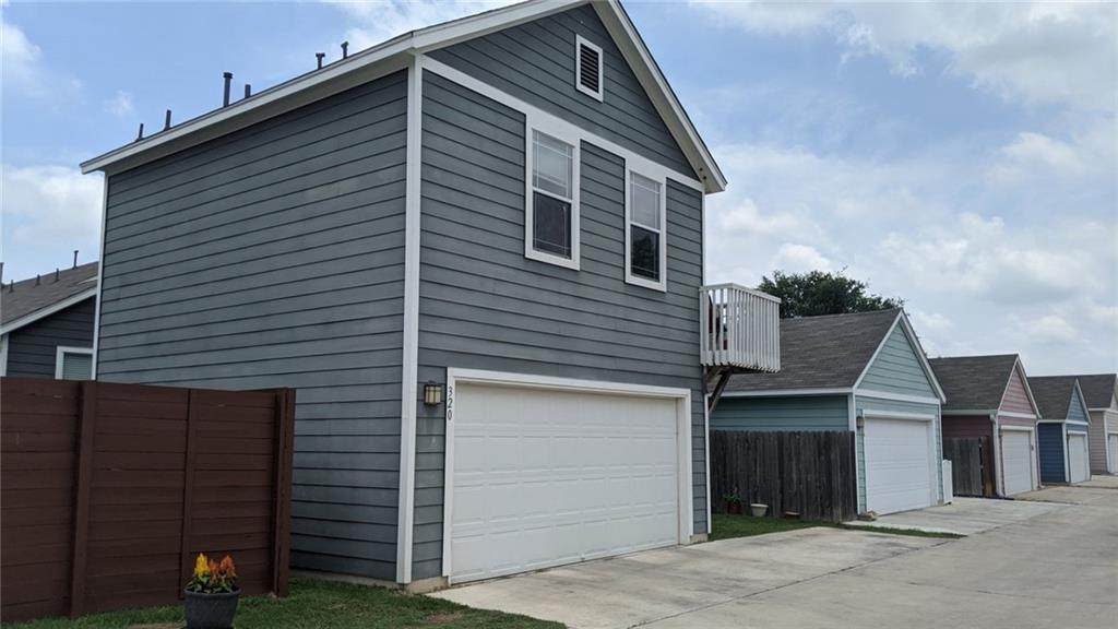 320 Perry St - Photo 1